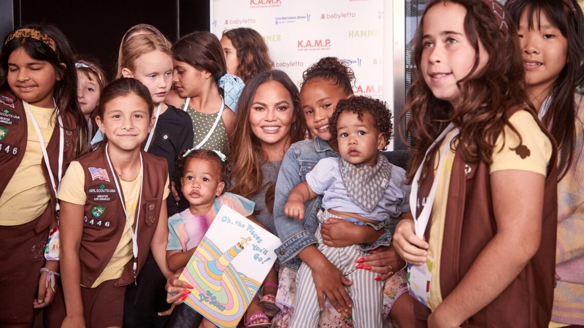 henry-winkler-and-chrissy-teigen-go-kam.p-ing-at-museum-fundraiser