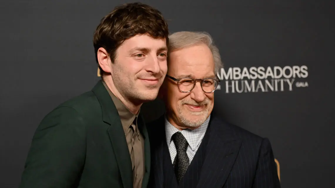 alex-edelman-shares-surprising-link-to-spielberg’s-mother-at-gala