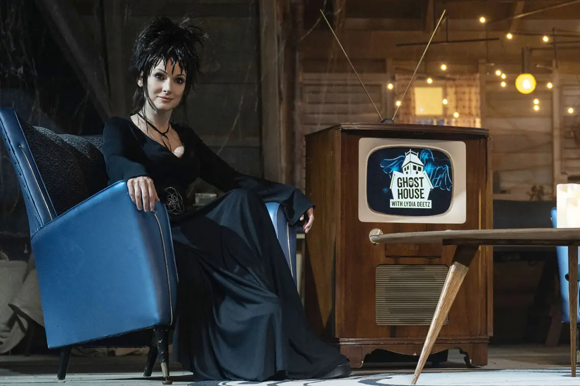 how-elvira-influenced-winona-ryder’s-look-in-‘beetlejuice