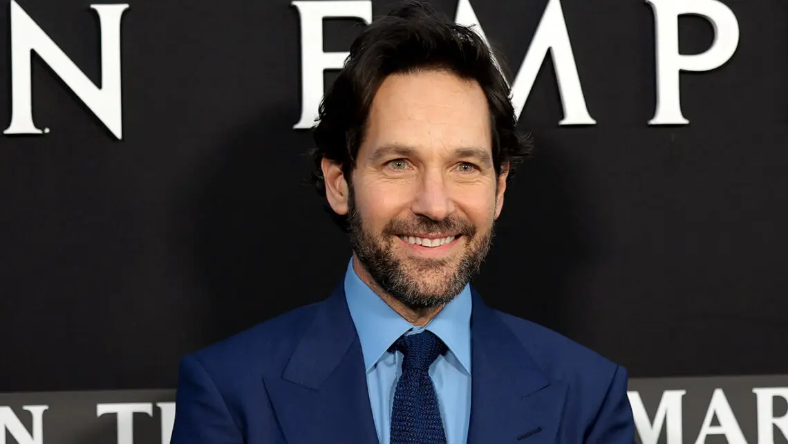 paul-rudd-giving-water-to-voters-in-long-pennsylvania-lines