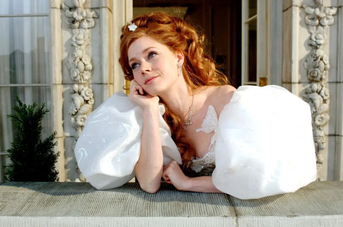 amy-adams-skips-risque-song-on-‘snl’-to-shield-‘enchanted’-fans