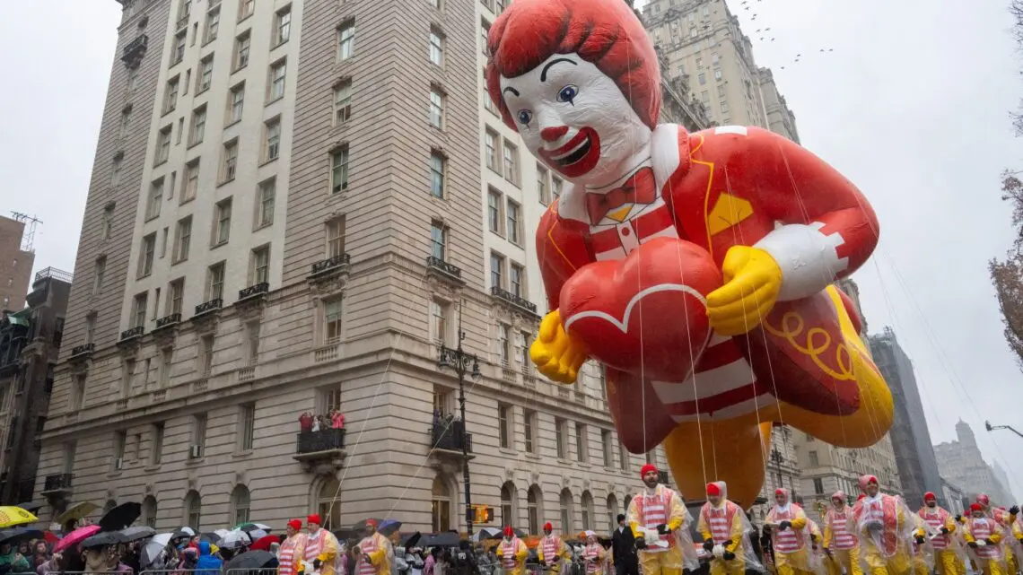 21-pro-palestinian-demonstrators-arrested-at-macy’s-thanksgiving-day-parade