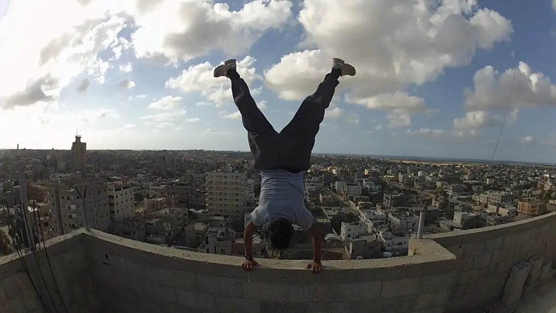 ‘yalla-parkour’-review:-the-fearless-parkour-athletes-of-gaza-defy-gravity-and-the-territory’s-destruction