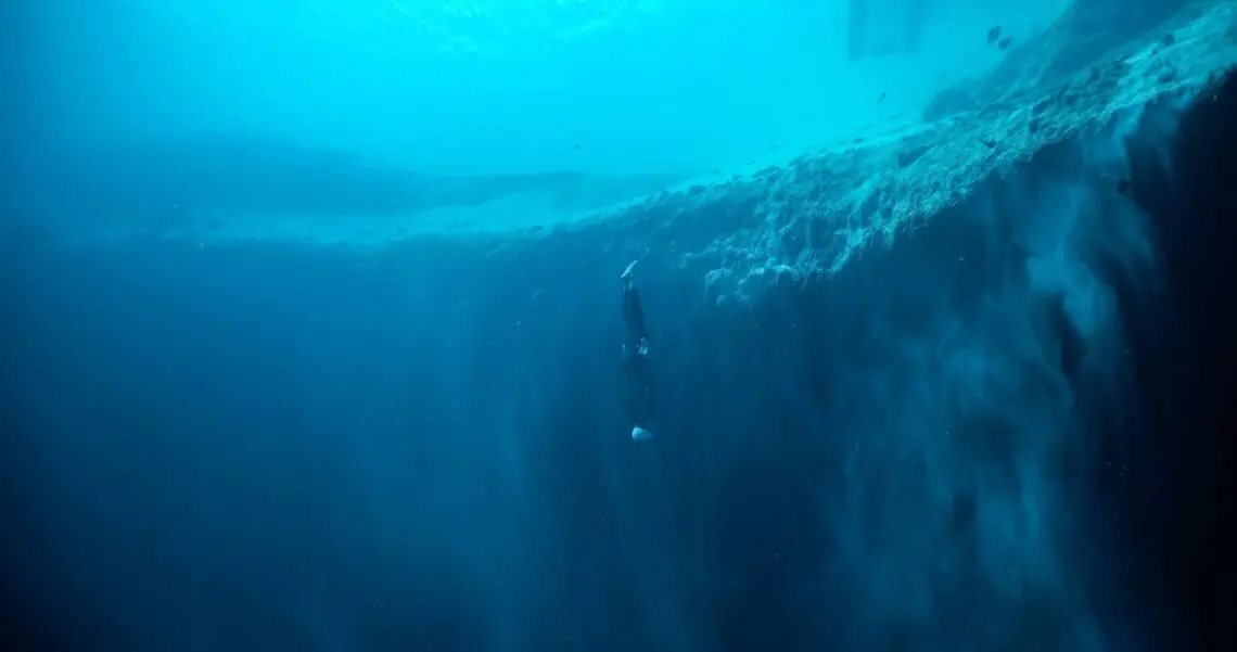 ‘freediver’-review:-extreme-sports-doc-offers-a-deep-and-often-tender-look-at-a-unique-obsession