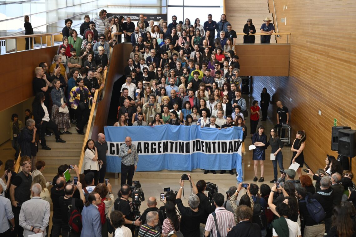 il-festival-di-san-sebastian-ospita-protesta-per-cinema-argentino