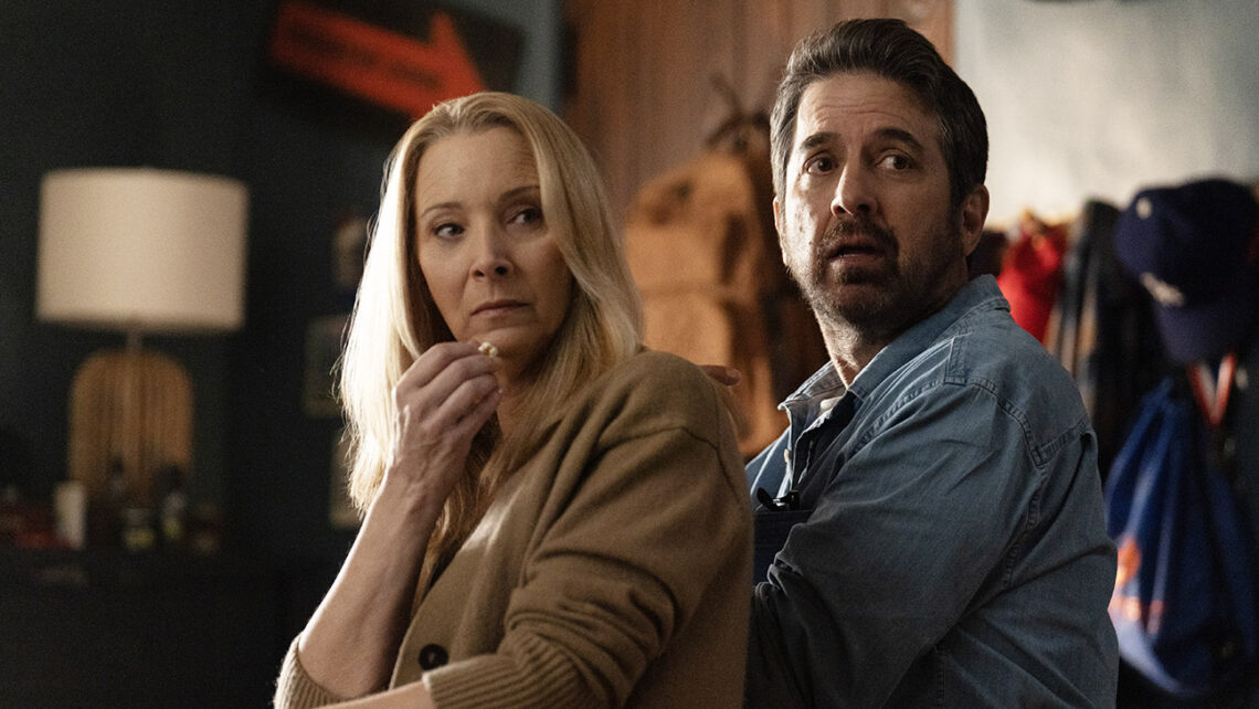 il-teaser-di-netflix-per-“no-good-deed”:-lisa-kudrow-e-ray-romano-nel-caos-immobiliare