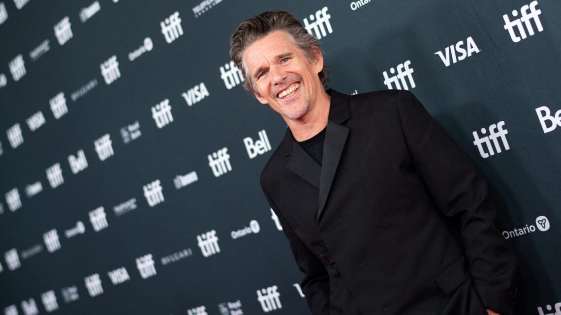 ethan-hawke-sulle-elezioni-usa:-voglio-essere-sul-bus-di-kamala