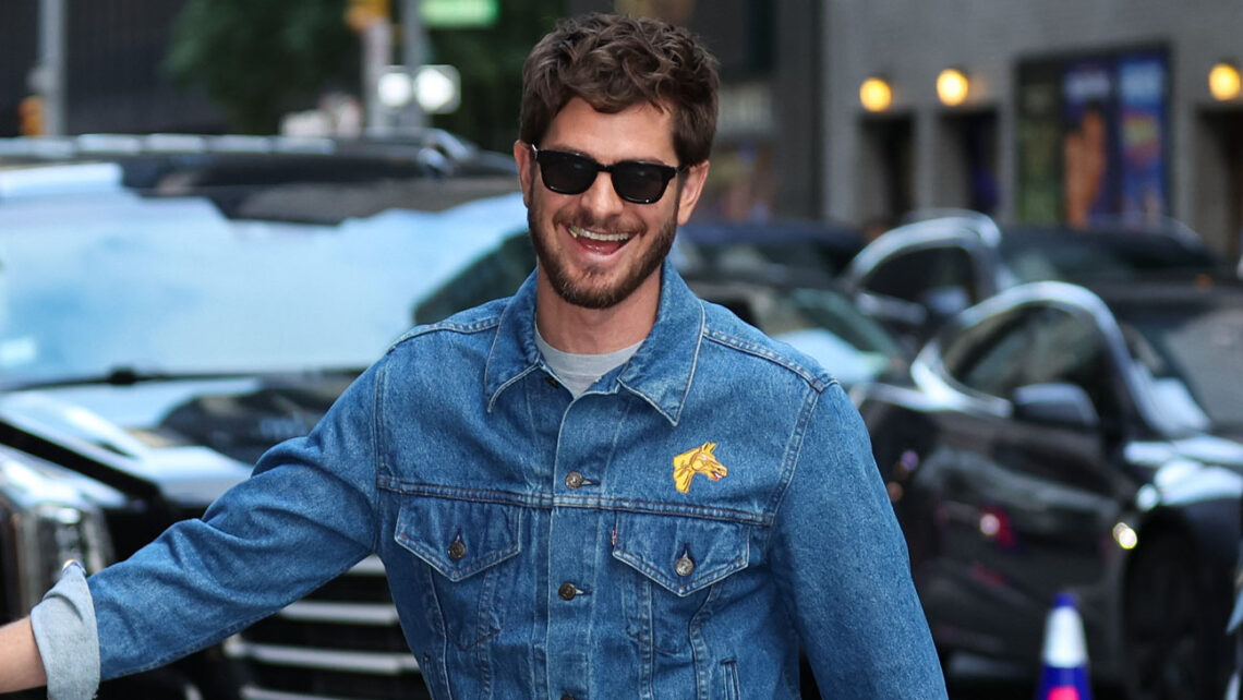 andrew-garfield-scherza-su-una-docuserie-sul-cavallo-di-we-live-in-time