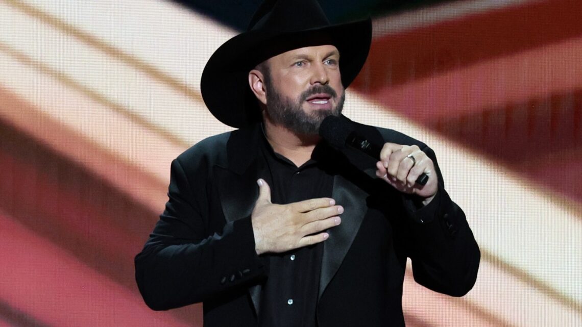 garth-brooks-denunciato-per-presunta-aggressione-sessuale-a-dipendente