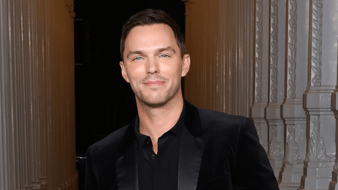 nicholas-hoult-scopre-in-radio-che-robert-pattinson-e-batman-mentre-fa-il-provino