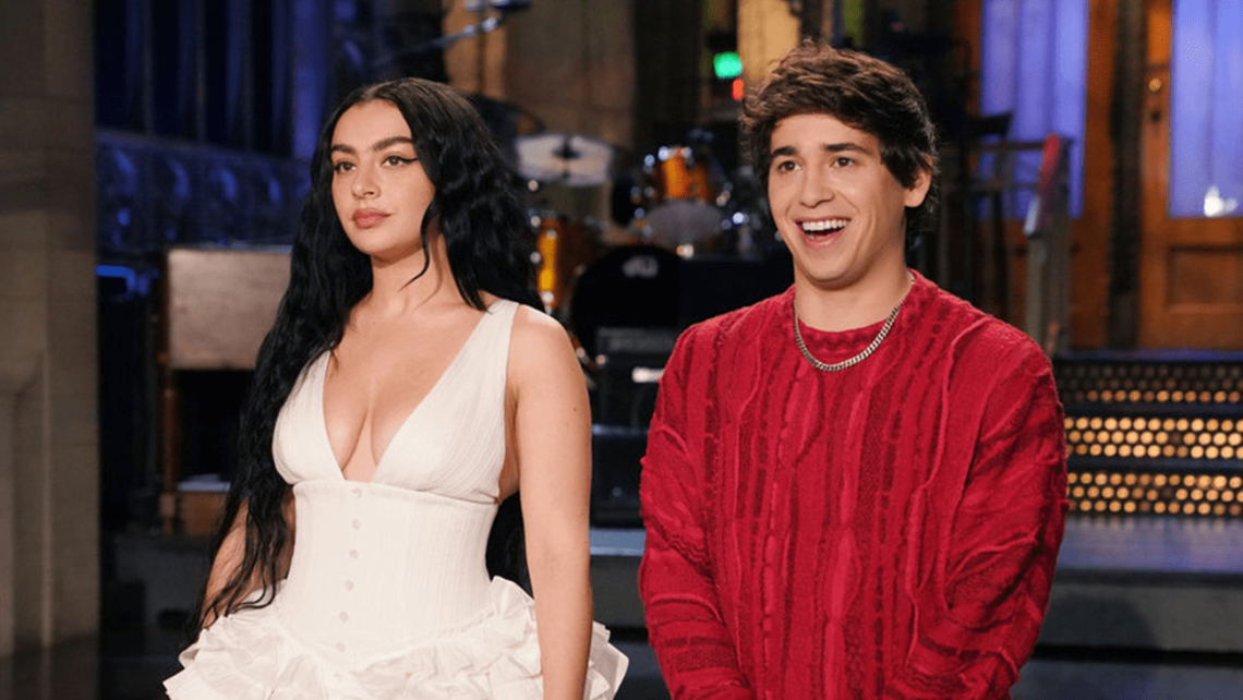 charli-xcx:-il-paese-decidera-se-l’outfit-di-marcello-e-da-brat-in-promo-snl