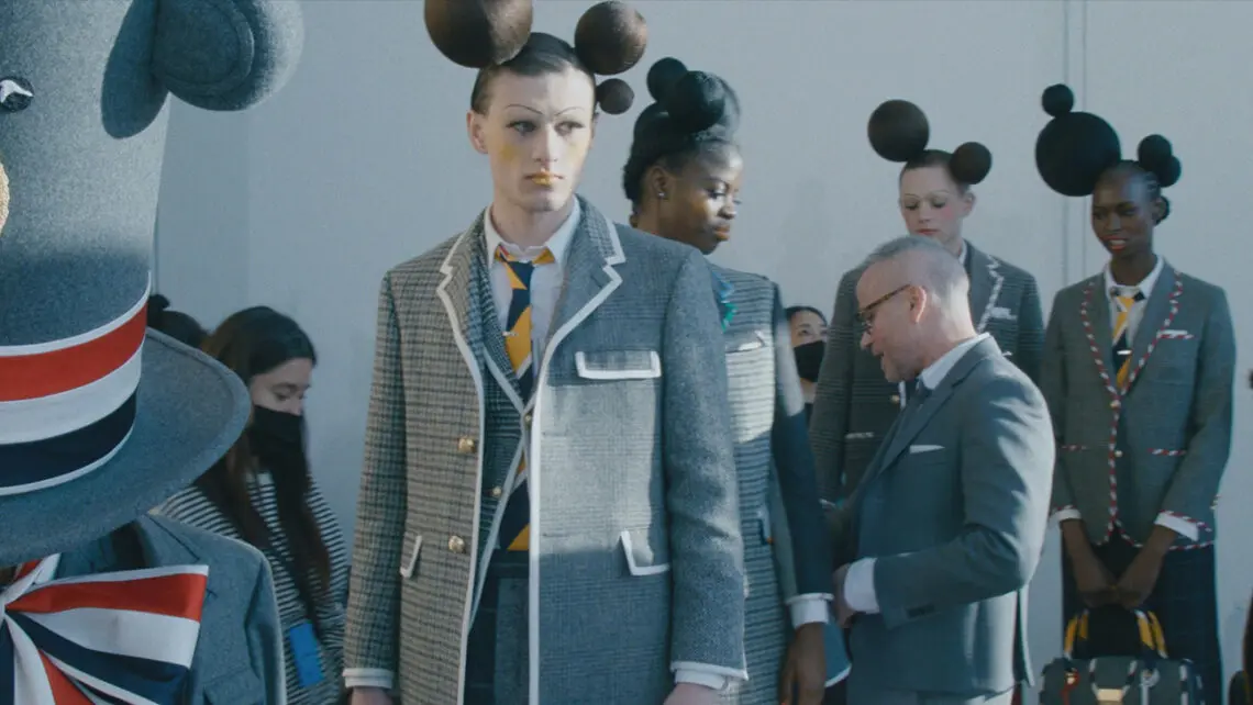 thom-browne:-maestro-dei-sogni-sartoriali-in-un-doc-stiloso-ma-superficiale