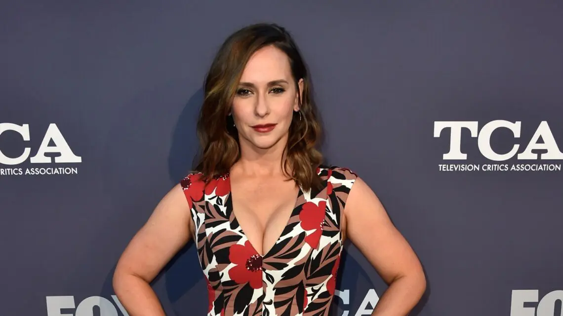 jennifer-love-hewitt-recalls-the-media-knowing-about-her-mothers-passing-before-she-did