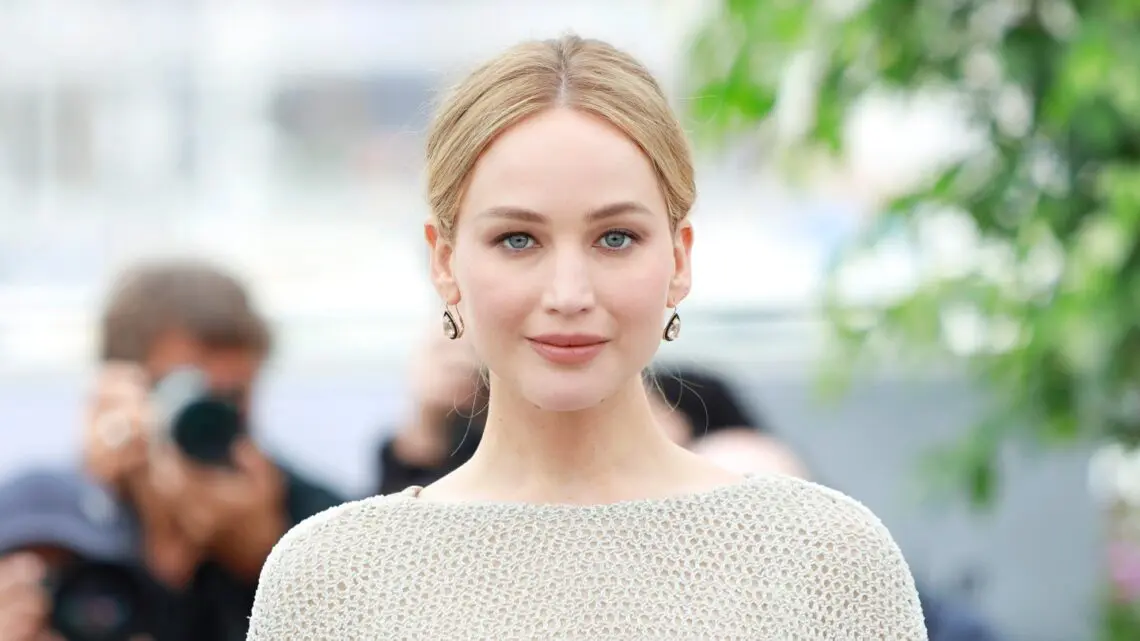 jennifer-lawrence-presenta-borse-di-studio-da-oltre-$1m-al-gala-thr