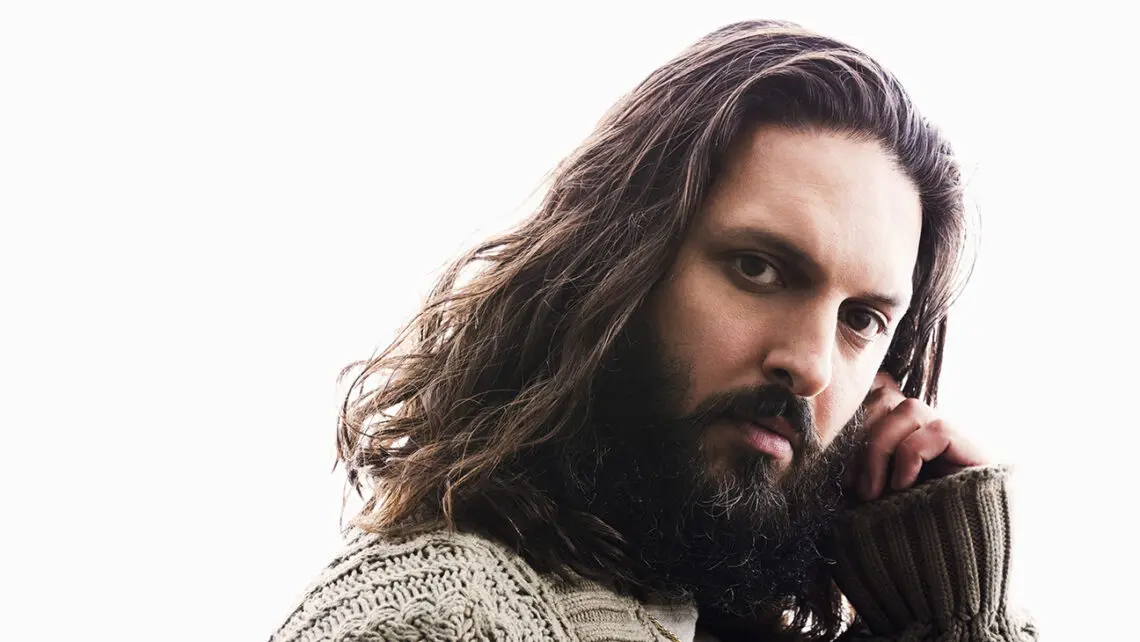 shazad-latif-con-margot-robbie-e-jacob-elordi-nel-wuthering-heights-di-emerald-fennell