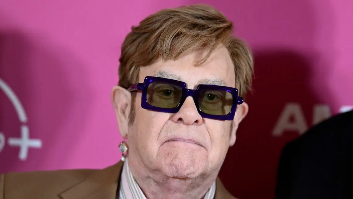 elton-john-rivela-la-sua-difficolta-visiva-nel-nuovo-musical