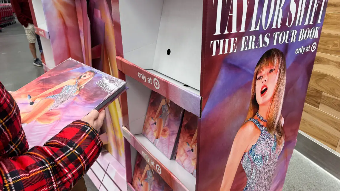 il-libro-di-taylor-swift-vende-oltre-800,000-copie-nel-weekend-iniziale