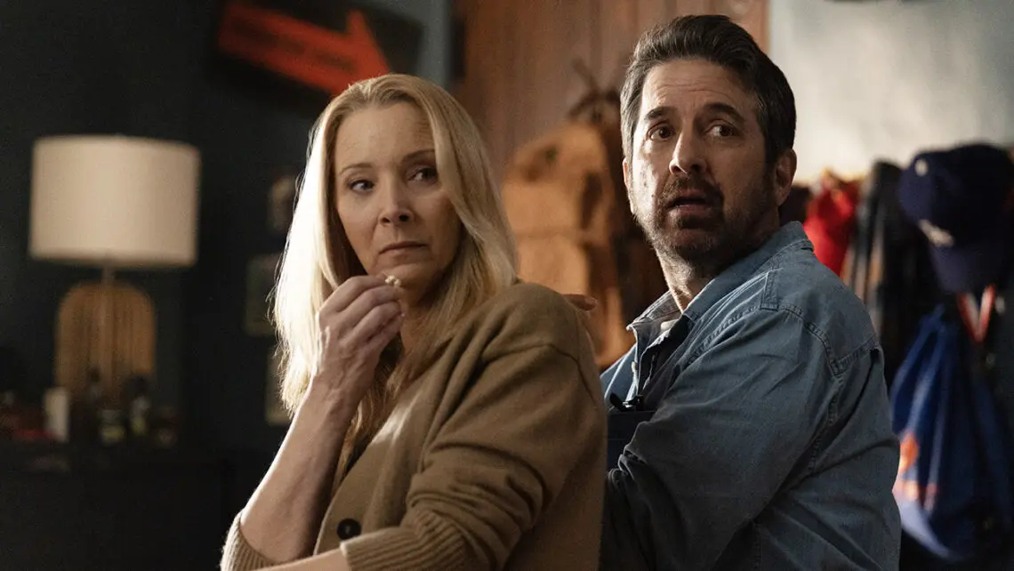 no-good-deed-review:-lisa-kudrow-and-ray-romano-bring-humor-and-pathos-to-netflixs-chaotic-comic-mystery