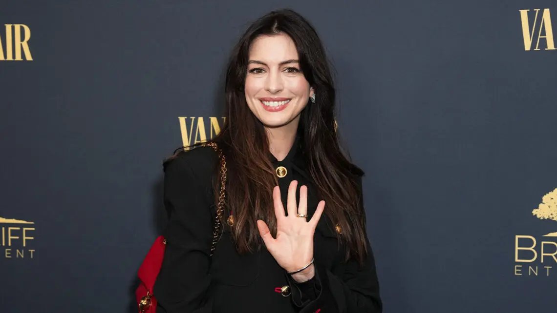 anne-hathaway-cerca-disperatamente-un-ruolo-in-un-film-di-natale