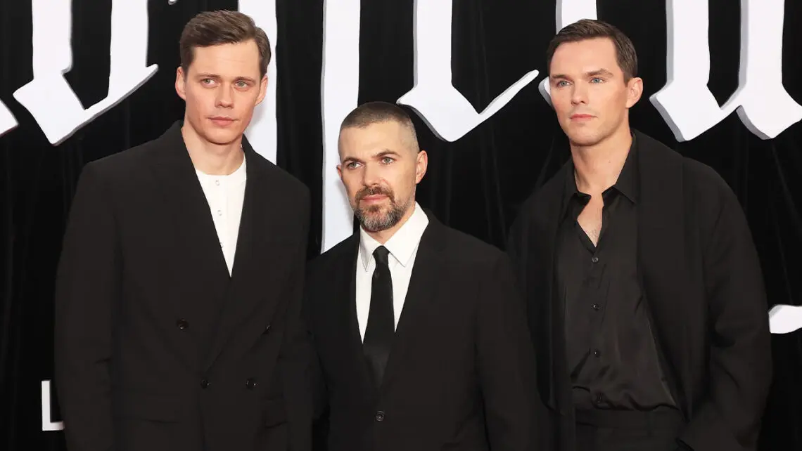 nicholas-hoult-espone-il-pene-protesico-di-bill-skarsgard-da-nosferatu