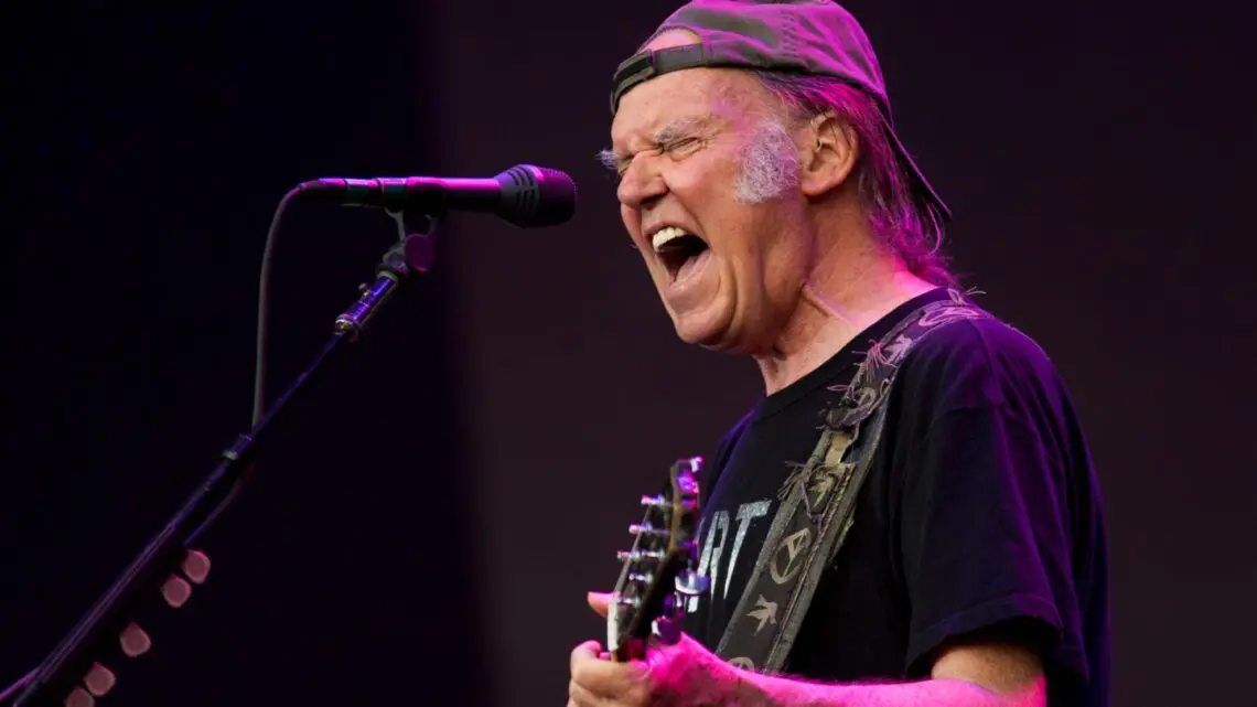 neil-young-torna-al-glastonbury-dopo-errata-informazione-ricevuta