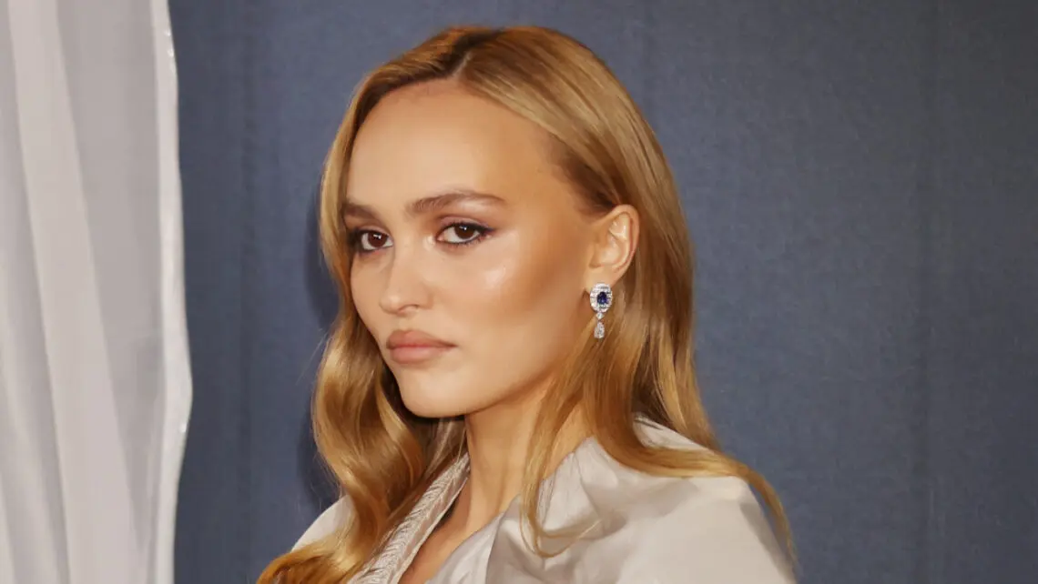 lily-rose-depp-rivela-il-trauma-infantile-causato-da-edward-mani-di-forbice