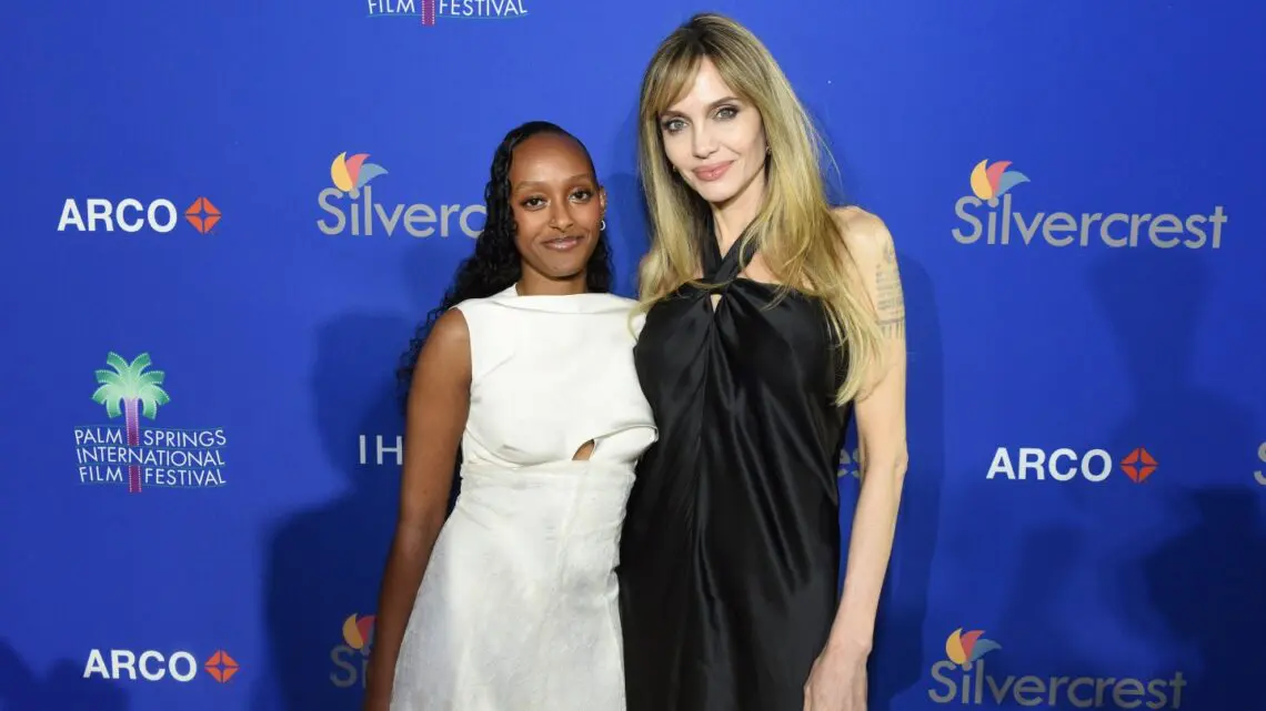 angelina-jolie-ringrazia-i-figli-al-premio-palm-springs:-“sono-me-stessa-grazie-a-voi