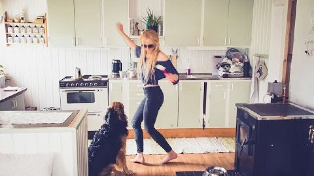 Jonna and her dog are dancing in the kitchen!