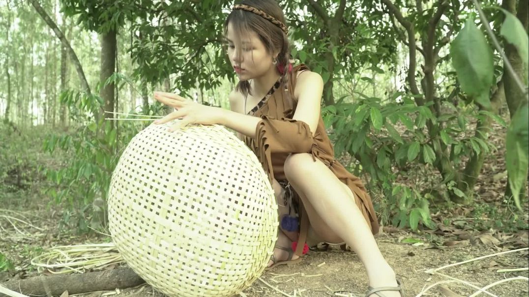 Einfacher Korb - Ana machte aus Bambus einen Rattan Korb