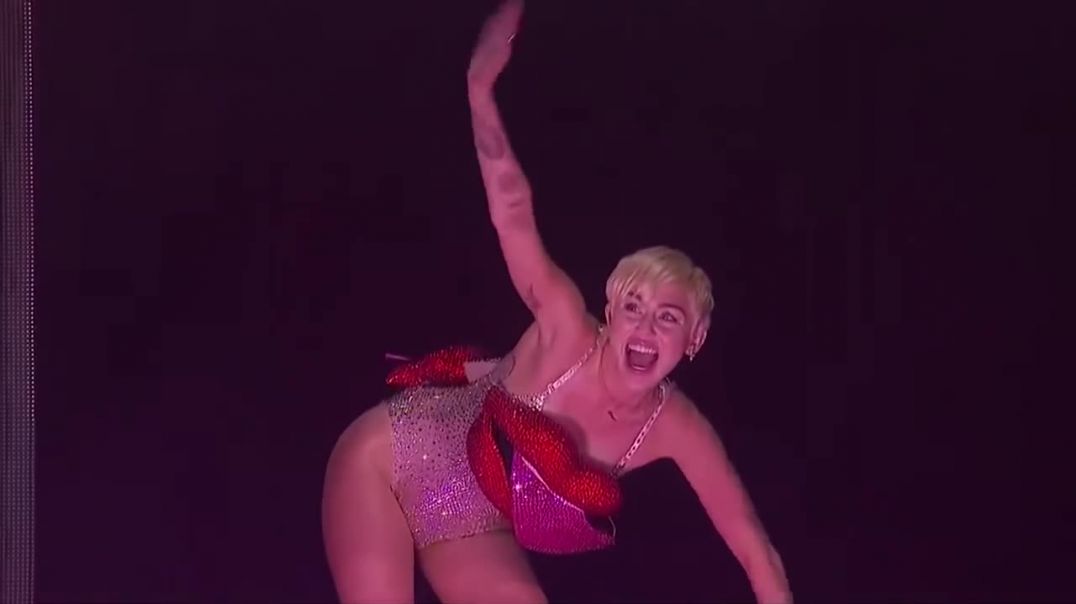 ⁣Miley Cyrus Live Concert 2019