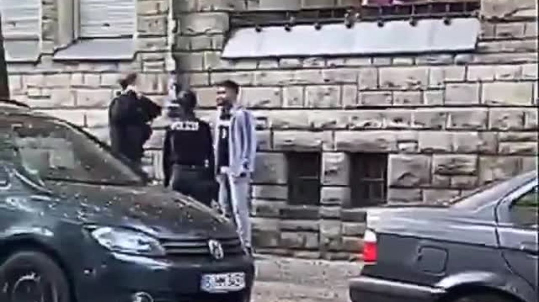 Junger "Mann" attackiert Polizisten, bespuckt ihn und beschimpft ihn als Hurensohn!