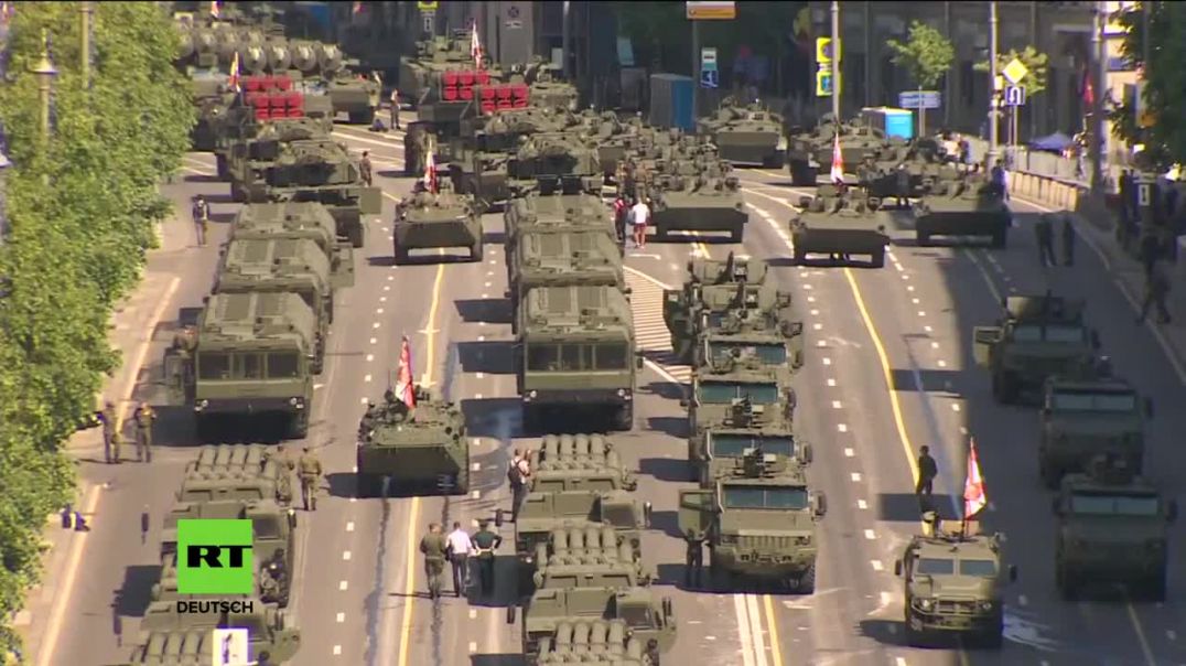 Militärfahrzeuge fahren zur Parade zum Tag des Sieges in Moskau