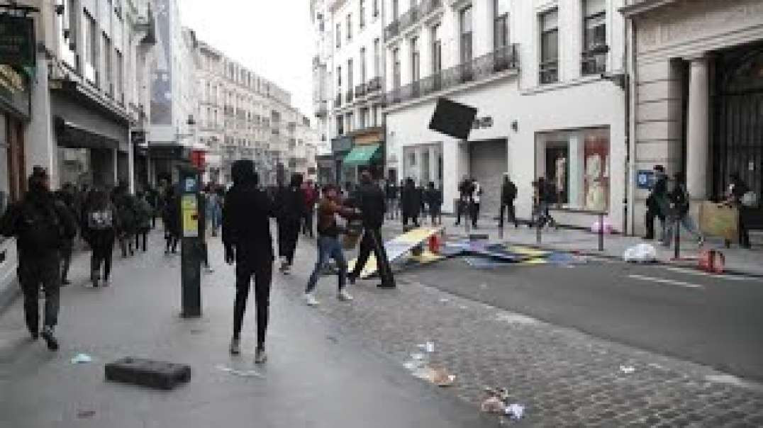Unruhen und Plünderungen in Brüssel: Polizei setzt Wasserwerfer gegen George-Floyd-Protestler ein