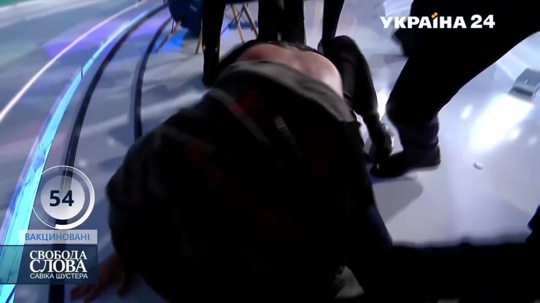 ⁣Ukraine: Maidan-Propagandist verprügelt Oppositionellen während Livesendung