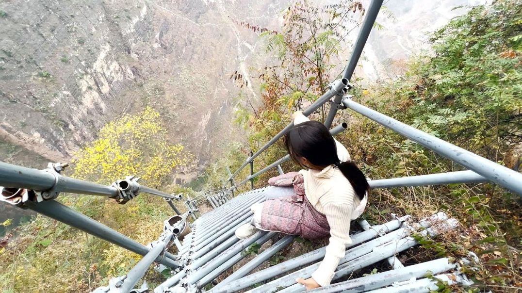 Der Aufstieg in das gefährlichste Dorf Chinas, das Klippendorf in Daliangshan, Sichuan