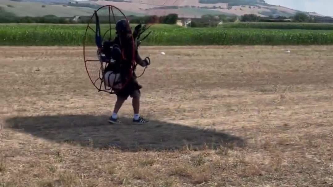 Hier hebt Felix Baumgartner zu seinem letzten Flug ab, gefilmt von Mihaela Schwartzenberg