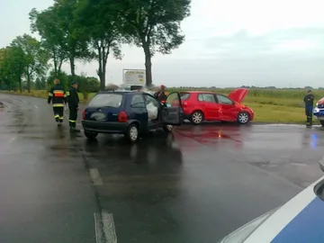 Wypadek na skrzyżowaniu w Nurze (zdjęcia)
