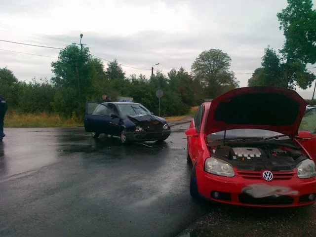 Wypadek na skrzyżowaniu w Nurze (zdjęcia)