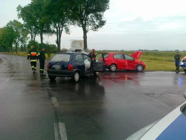 Wypadek na skrzyżowaniu w Nurze (zdjęcia)