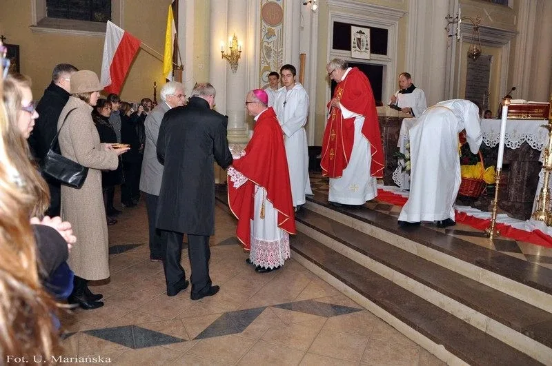 Dzieci nagrodzone przez biskupa (zdjęcia)