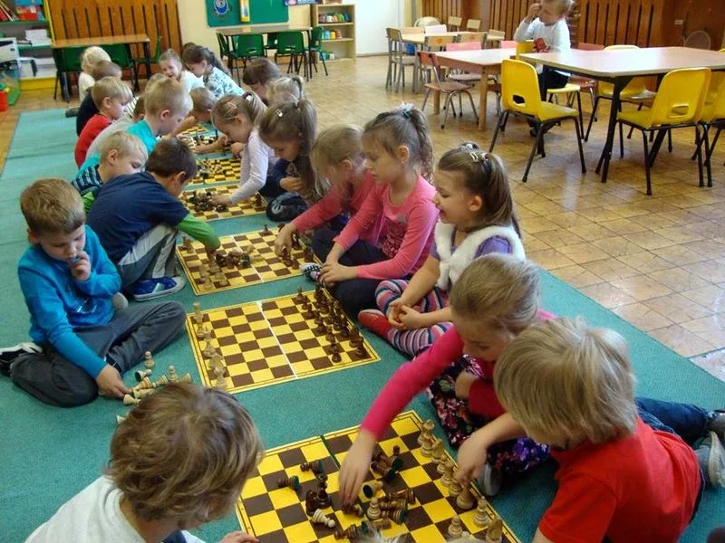 Przedszkolaki uczą się gry w szachy (zdjęcia)