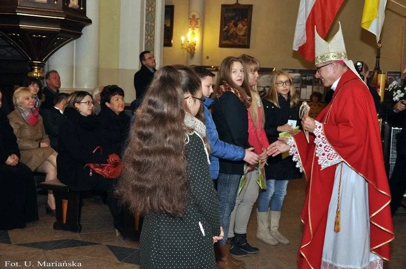 Dzieci nagrodzone przez biskupa (zdjęcia)