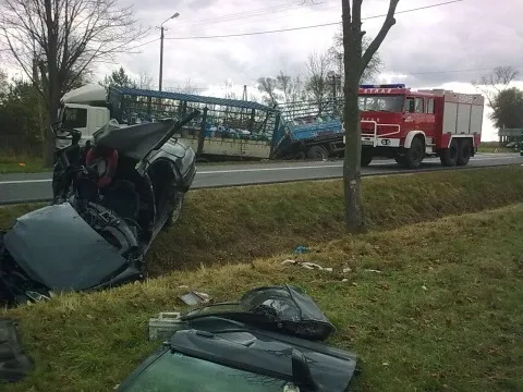 Wypadek w Nurze. Kierowca w szpitalu (zdjęcia)