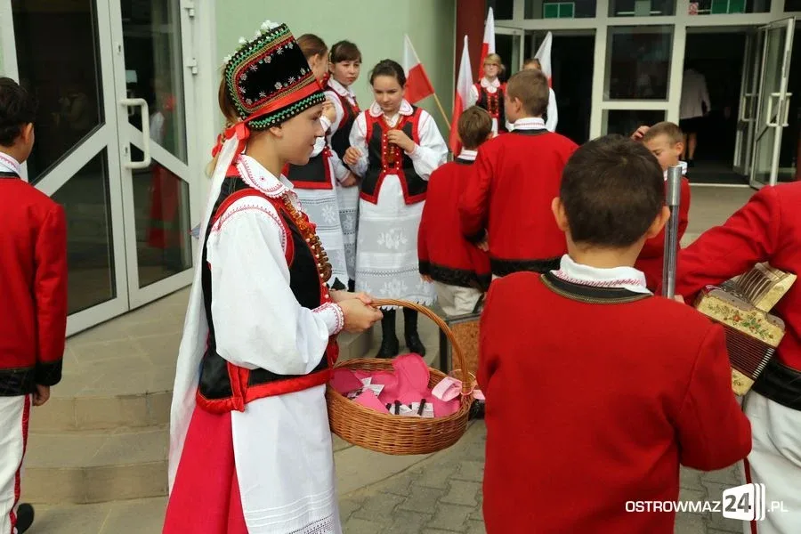 Dyrektorzy i nauczyciele odznaczeni (zdjęcia)