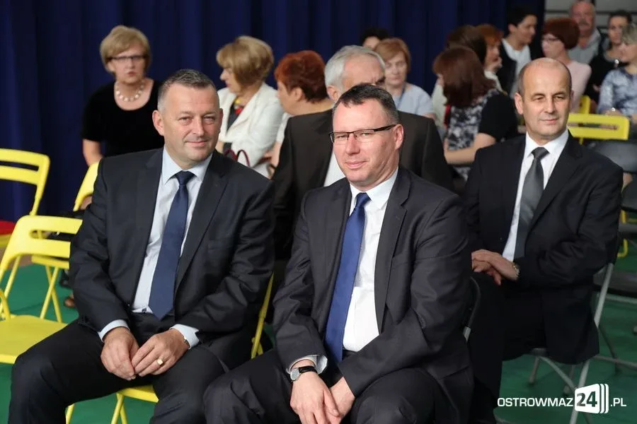 Dyrektorzy i nauczyciele odznaczeni (zdjęcia)