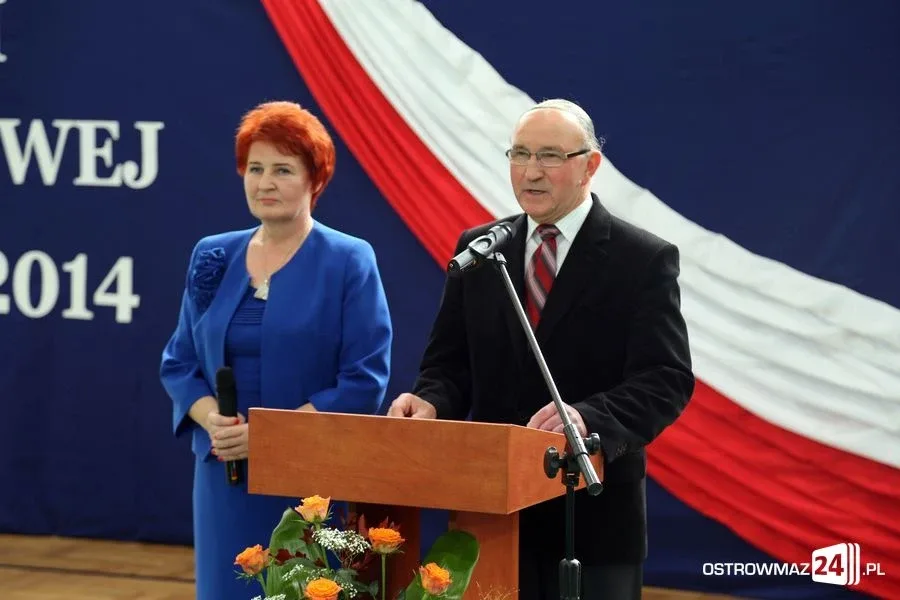 Dyrektorzy i nauczyciele odznaczeni (zdjęcia)