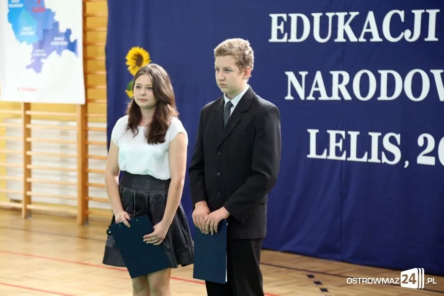 Dyrektorzy i nauczyciele odznaczeni (zdjęcia)