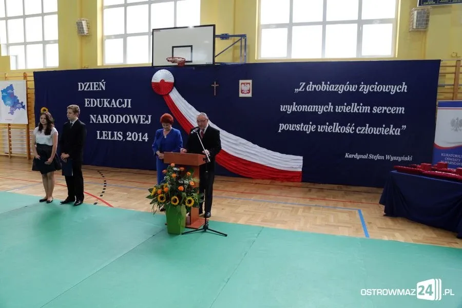 Dyrektorzy i nauczyciele odznaczeni (zdjęcia)