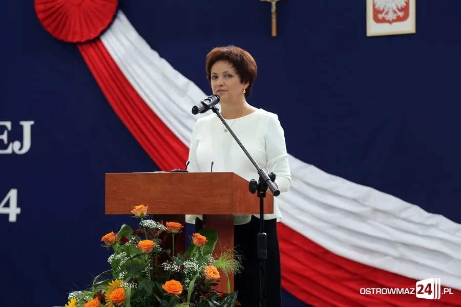Dyrektorzy i nauczyciele odznaczeni (zdjęcia)