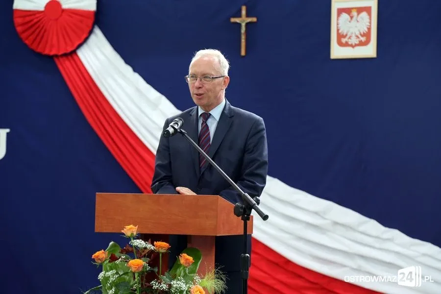 Dyrektorzy i nauczyciele odznaczeni (zdjęcia)